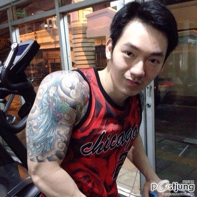 ผู้ชายที่มีรอยสัก 1,607