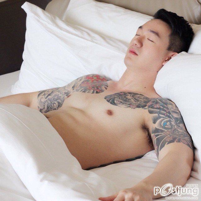 ผู้ชายที่มีรอยสัก 1,607