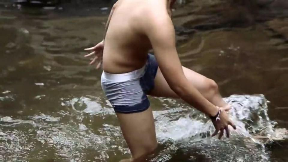 คนหล่อแก้ผ้าที่ใดไปบ่อนหั้น,(จะเอาคนนี้,อยากจุดพลุให้แตกวันละหลายดอก)รายการโสดต้องเที่ยว