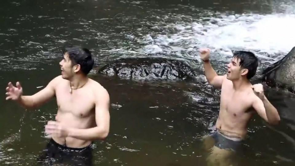 คนหล่อแก้ผ้าที่ใดไปบ่อนหั้น,(จะเอาคนนี้,อยากจุดพลุให้แตกวันละหลายดอก)รายการโสดต้องเที่ยว