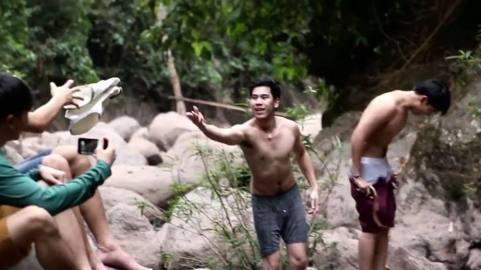 คนหล่อแก้ผ้าที่ใดไปบ่อนหั้น,(จะเอาคนนี้,อยากจุดพลุให้แตกวันละหลายดอก)รายการโสดต้องเที่ยว