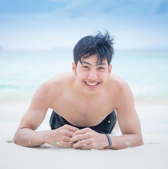 คลั่งเด็กหนุ่ม