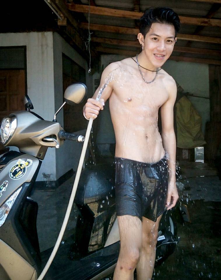 คลั่งเด็กหนุ่ม