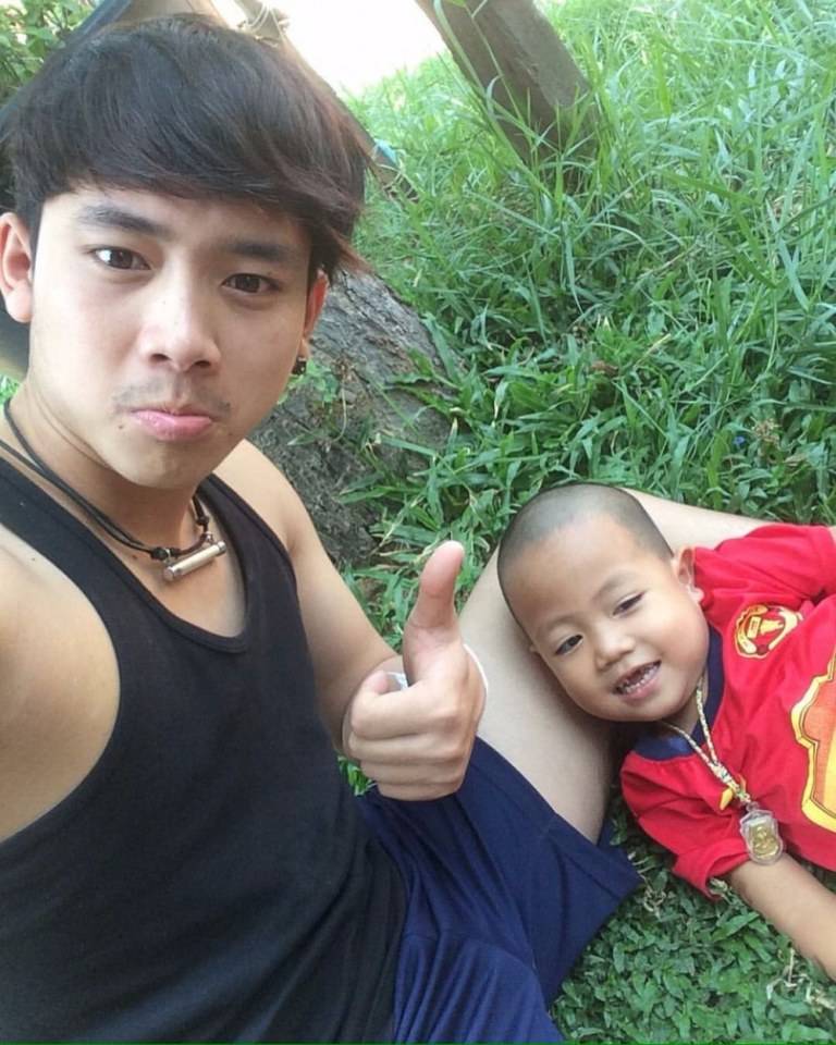 คลั่งเด็กหนุ่ม