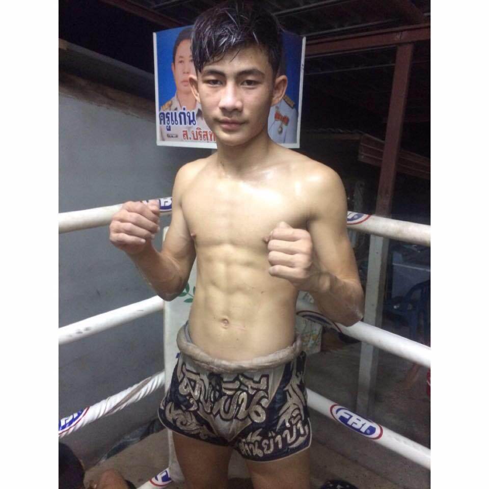 คลั่งเด็กหนุ่ม