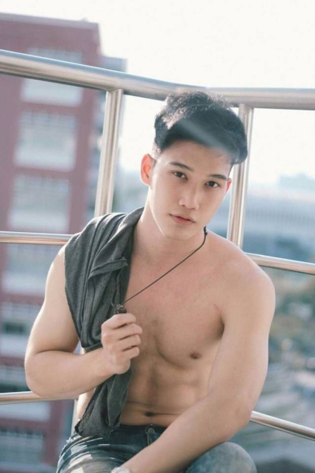 คลั่งเด็กหนุ่ม