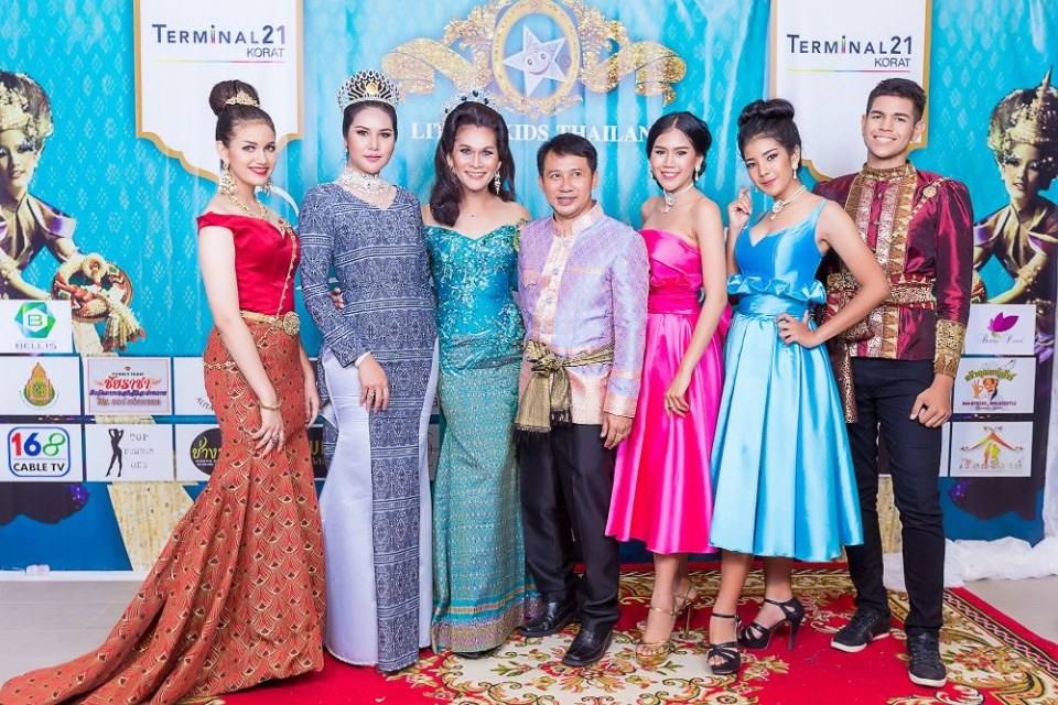 ประกวดแฟชั่นโชว์ราตรีผ้าไหมสายใยแห่งรัก