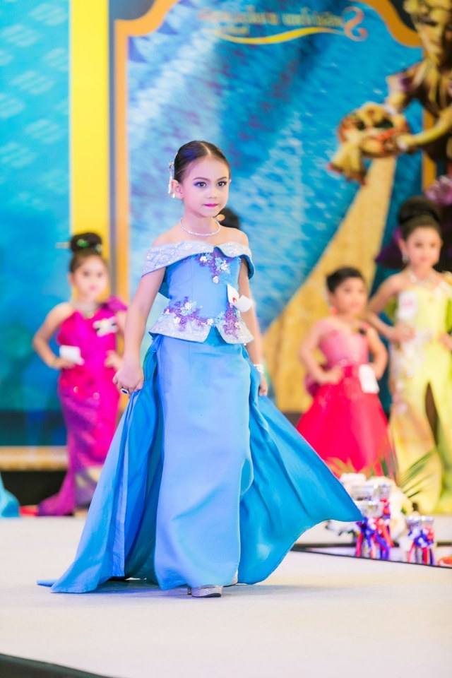 ประกวดแฟชั่นโชว์ราตรีผ้าไหมสายใยแห่งรัก