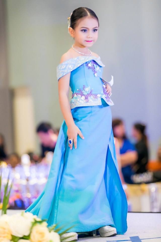 ประกวดแฟชั่นโชว์ราตรีผ้าไหมสายใยแห่งรัก