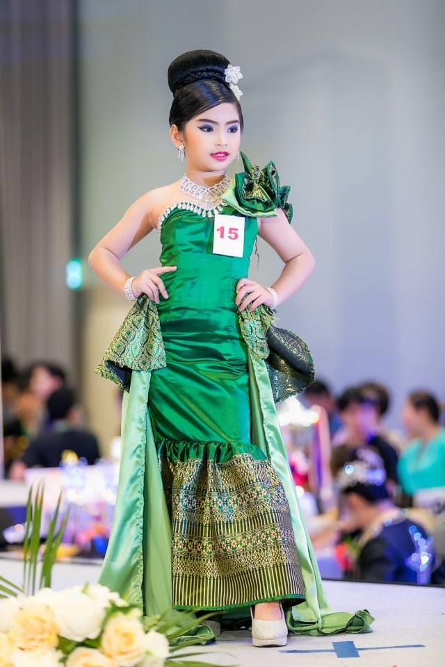 ประกวดแฟชั่นโชว์ราตรีผ้าไหมสายใยแห่งรัก