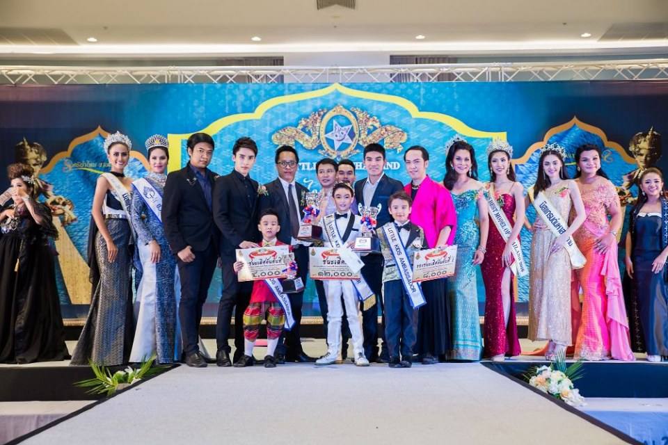 ประกวดแฟชั่นโชว์ราตรีผ้าไหมสายใยแห่งรัก