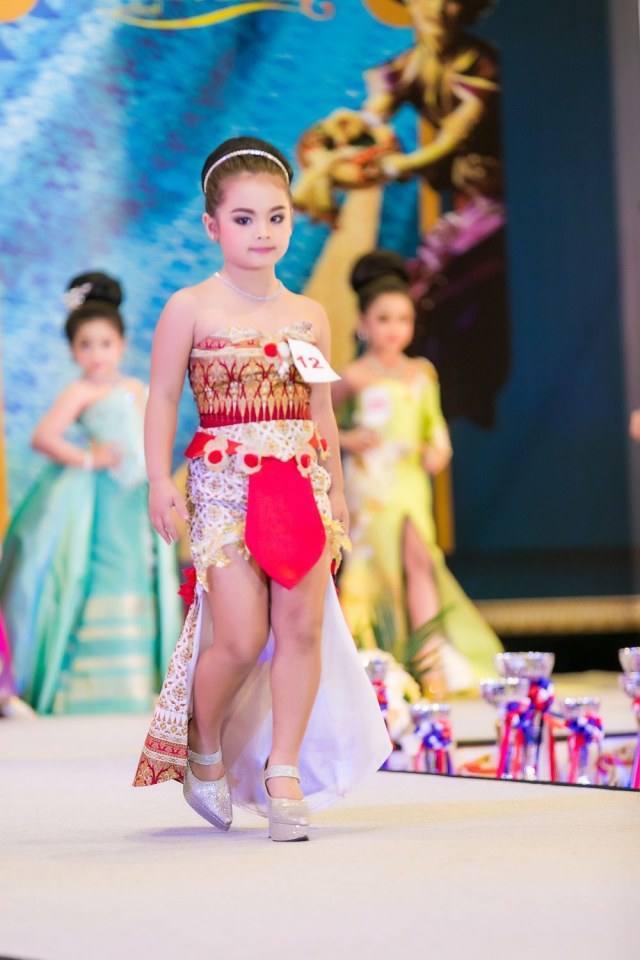 ประกวดแฟชั่นโชว์ราตรีผ้าไหมสายใยแห่งรัก