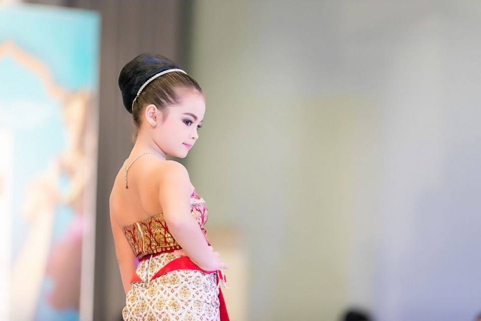 ประกวดแฟชั่นโชว์ราตรีผ้าไหมสายใยแห่งรัก