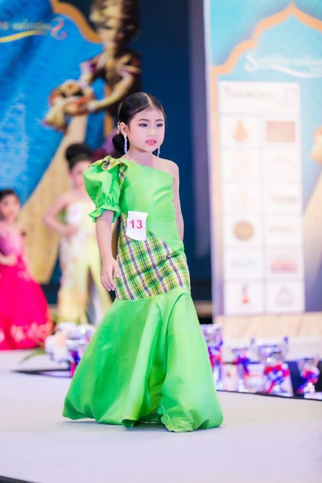 ประกวดแฟชั่นโชว์ราตรีผ้าไหมสายใยแห่งรัก