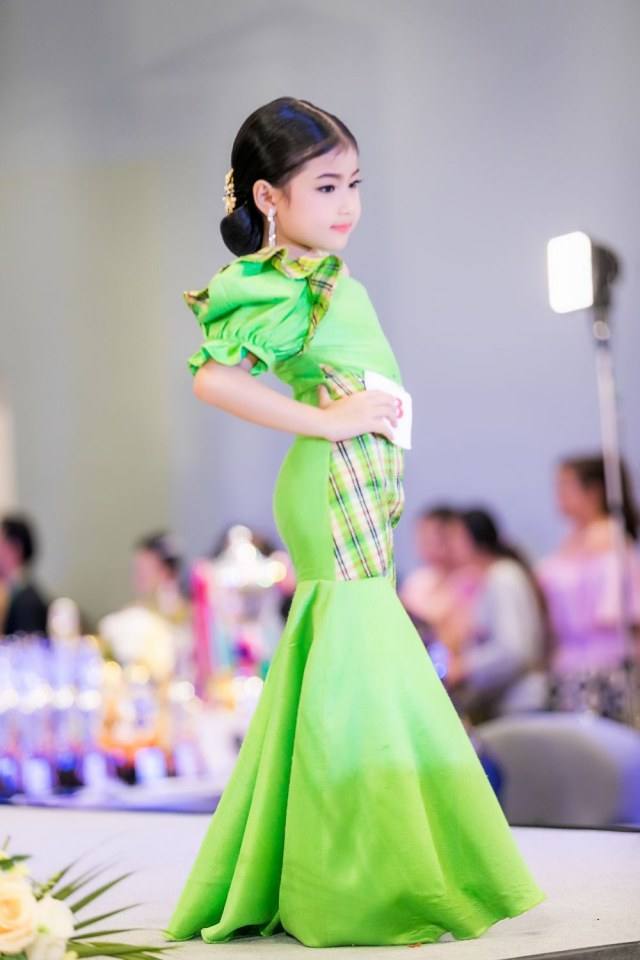 ประกวดแฟชั่นโชว์ราตรีผ้าไหมสายใยแห่งรัก