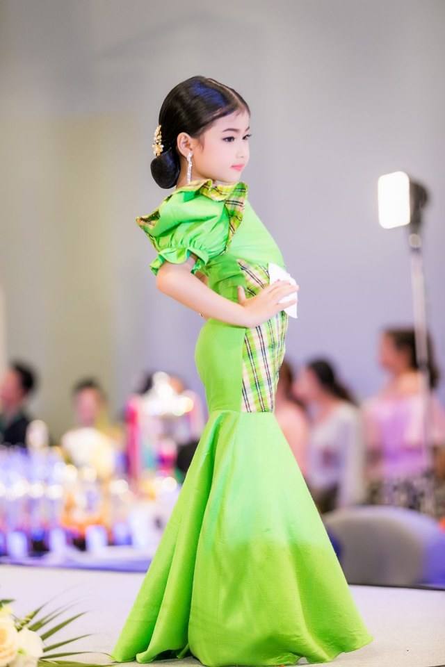 ประกวดแฟชั่นโชว์ราตรีผ้าไหมสายใยแห่งรัก