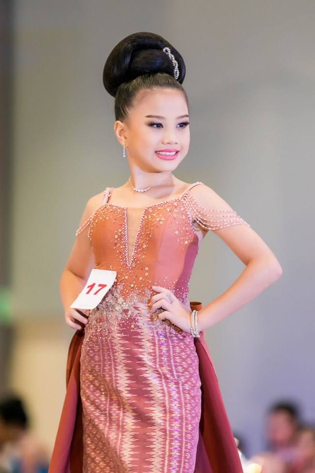 ประกวดแฟชั่นโชว์ราตรีผ้าไหมสายใยแห่งรัก