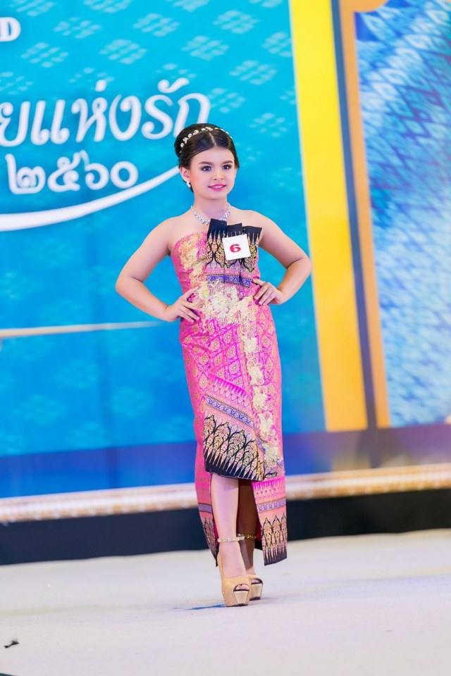 ประกวดแฟชั่นโชว์ราตรีผ้าไหมสายใยแห่งรัก