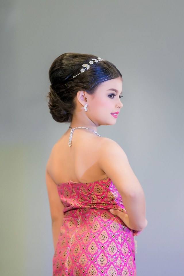 ประกวดแฟชั่นโชว์ราตรีผ้าไหมสายใยแห่งรัก