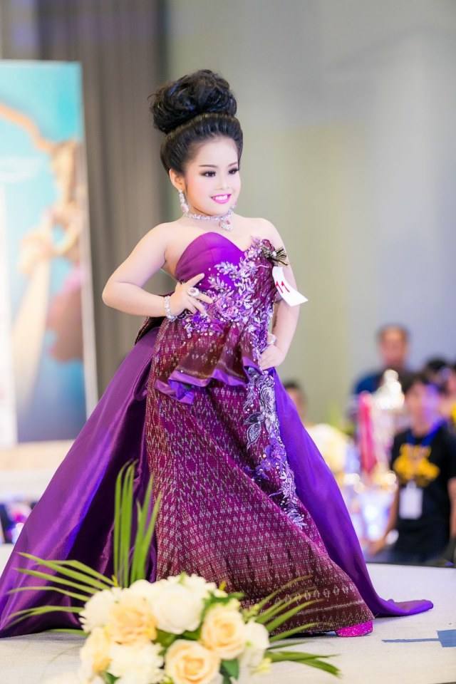 ประกวดแฟชั่นโชว์ราตรีผ้าไหมสายใยแห่งรัก