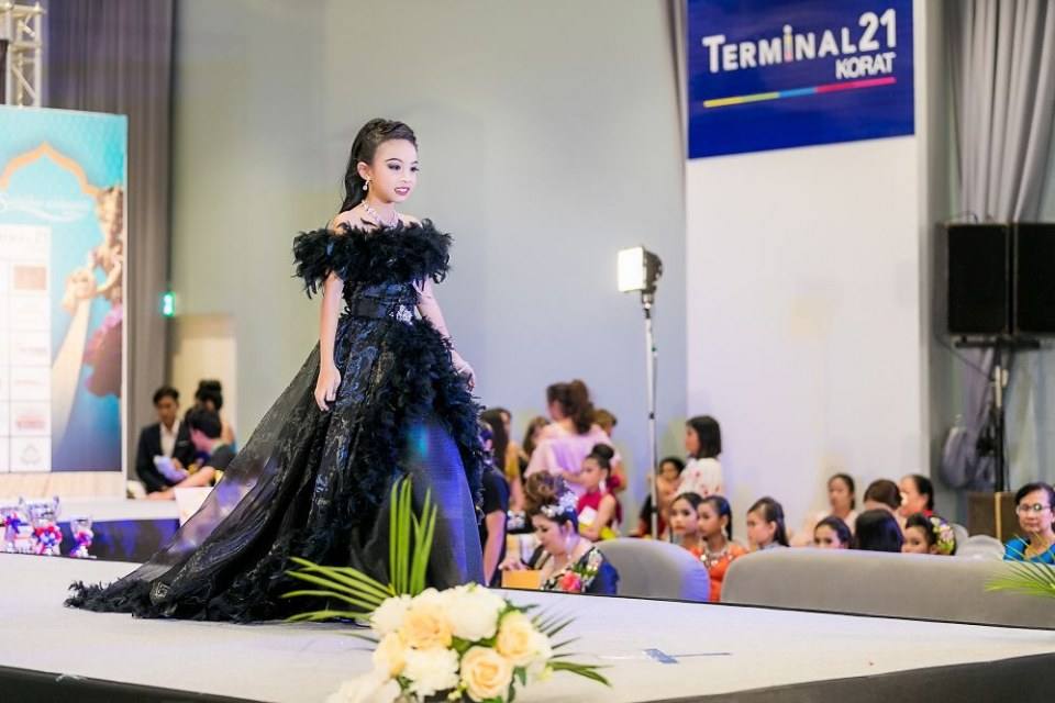 ประกวดแฟชั่นโชว์ราตรีผ้าไหมสายใยแห่งรัก