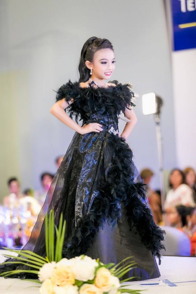 ประกวดแฟชั่นโชว์ราตรีผ้าไหมสายใยแห่งรัก