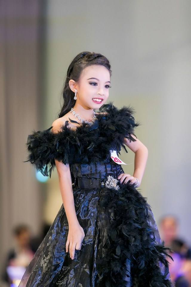 ประกวดแฟชั่นโชว์ราตรีผ้าไหมสายใยแห่งรัก