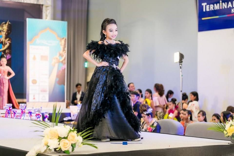 ประกวดแฟชั่นโชว์ราตรีผ้าไหมสายใยแห่งรัก