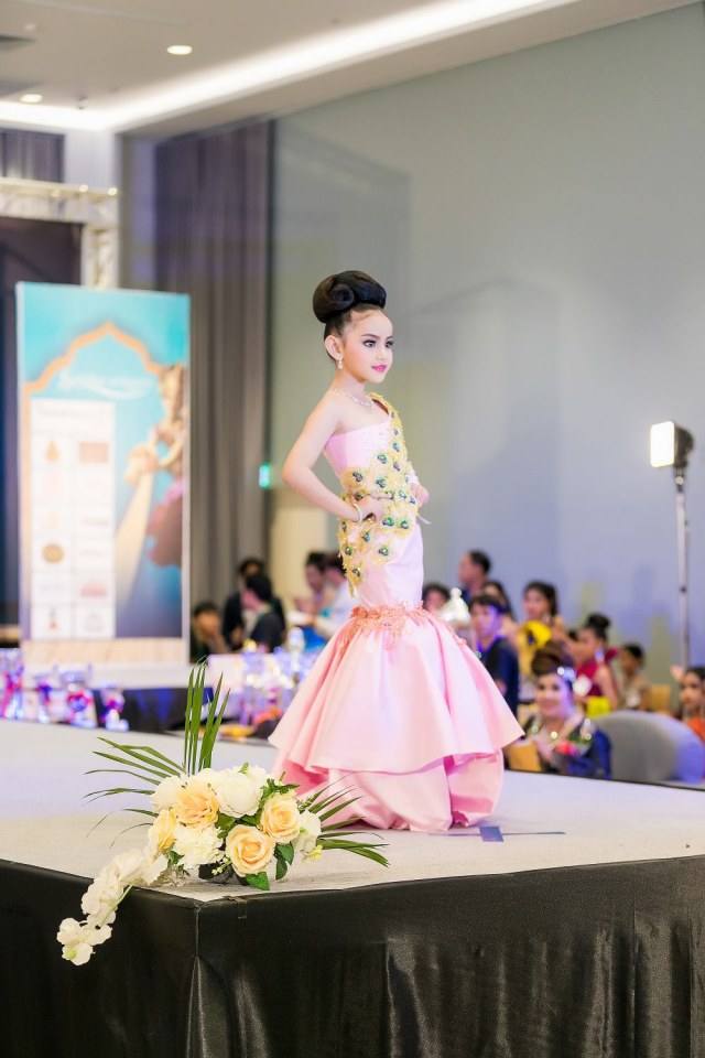ประกวดแฟชั่นโชว์ราตรีผ้าไหมสายใยแห่งรัก