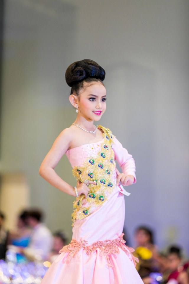 ประกวดแฟชั่นโชว์ราตรีผ้าไหมสายใยแห่งรัก