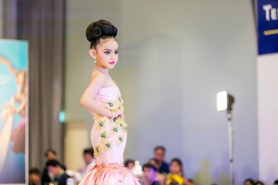 ประกวดแฟชั่นโชว์ราตรีผ้าไหมสายใยแห่งรัก