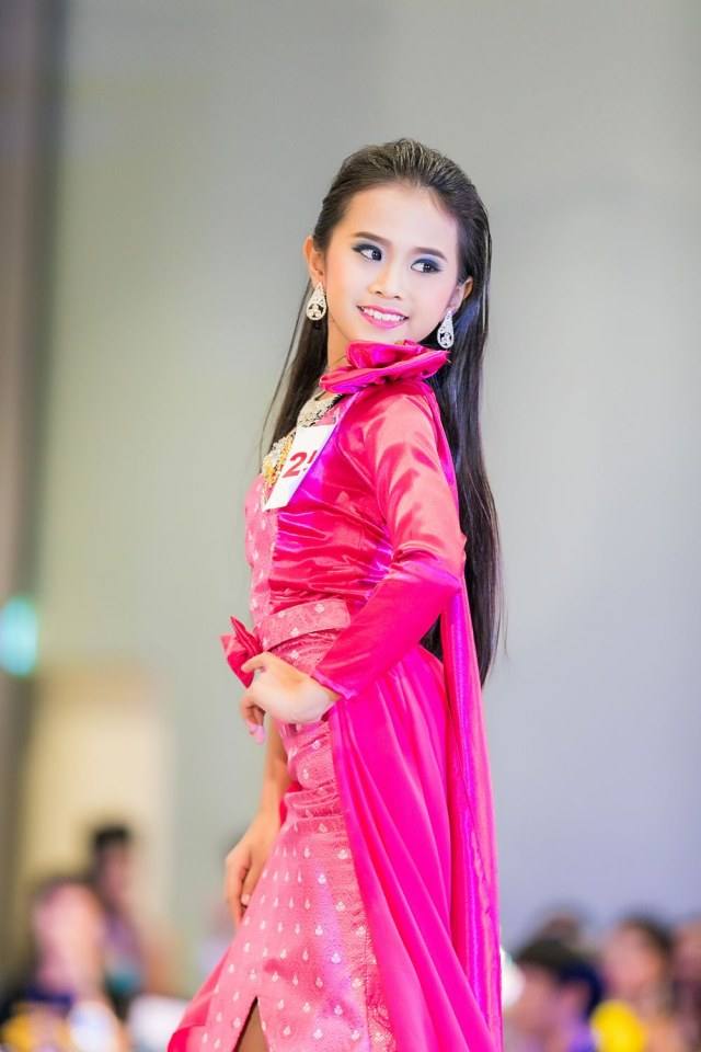 ประกวดแฟชั่นโชว์ราตรีผ้าไหมสายใยแห่งรัก