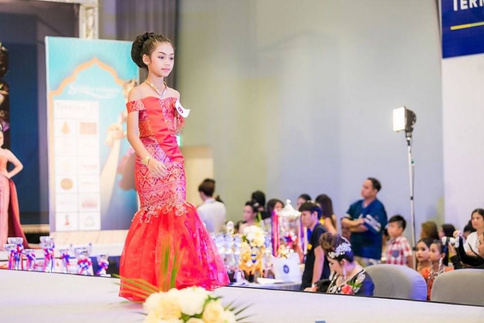 ประกวดแฟชั่นโชว์ราตรีผ้าไหมสายใยแห่งรัก