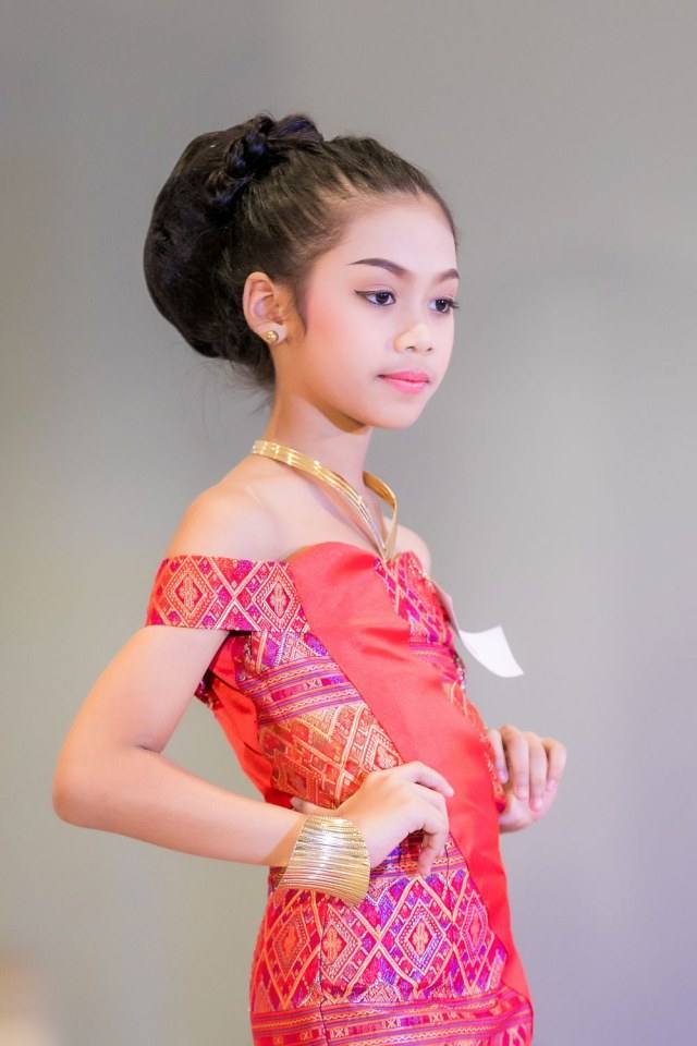 ประกวดแฟชั่นโชว์ราตรีผ้าไหมสายใยแห่งรัก