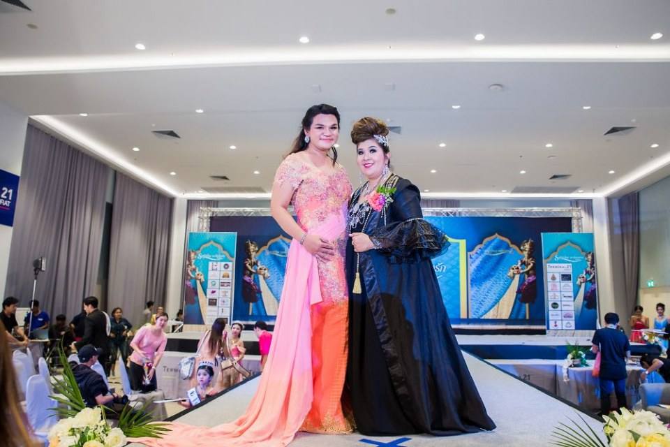 ประกวดแฟชั่นโชว์ราตรีผ้าไหมสายใยแห่งรัก