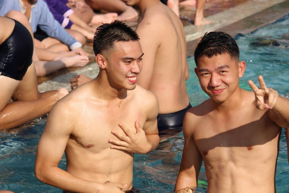 นักว่ายน้ำหนุ่มๆ 1,698