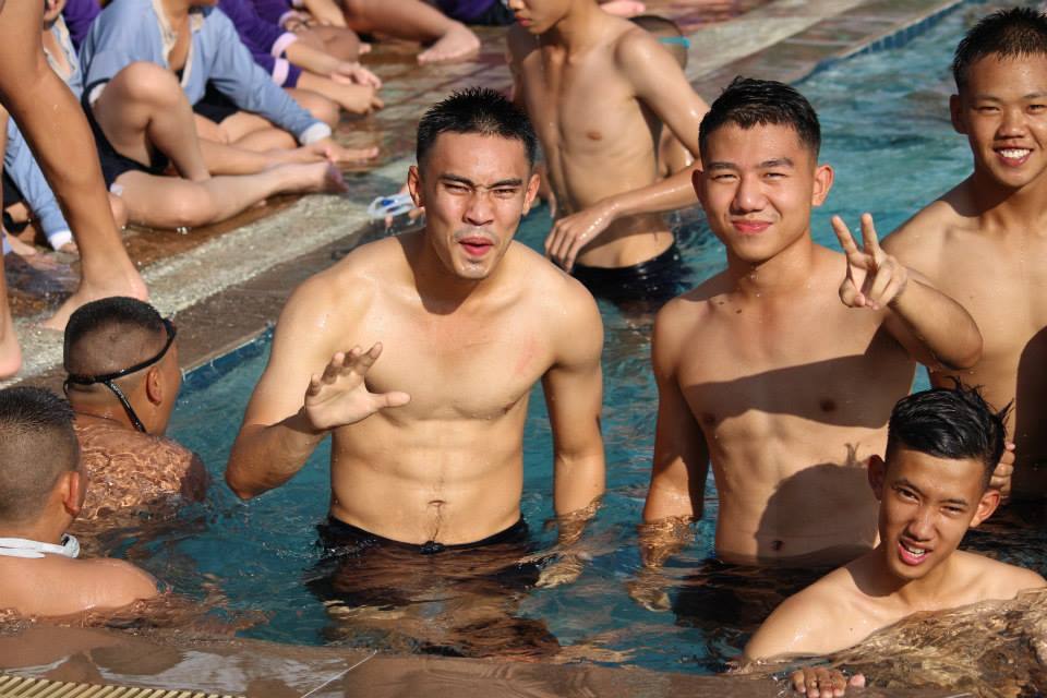 นักว่ายน้ำหนุ่มๆ 1,698