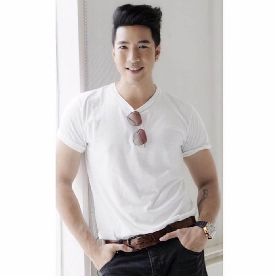 พี่โย่งสูงยาวเข่าใหญ่