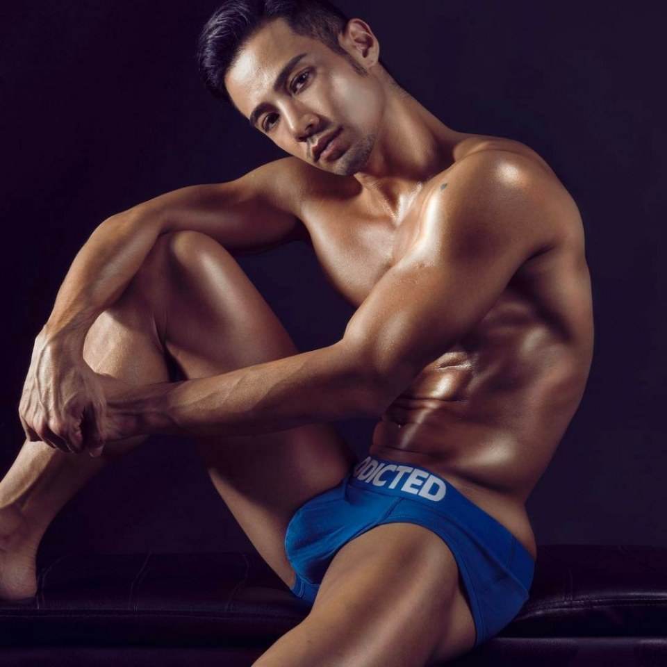 hot male 79 (18+)