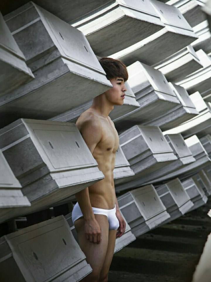 hot male 79 (18+)