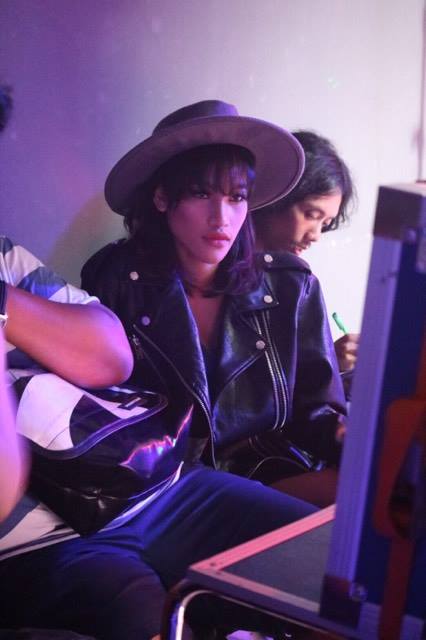 พริ้ม จันทร์ทิพย์นักร้องสาวคุณภาพที่กำลังจะสร้างปรากฎการณ์แห่งเสียงเพลง #ภาระ กันทั่วบ้านทั่วเมื่อง เจอกันเร็วๆนี้งานนี้มาดูกันว่าใครจะเป็นภาระใครกันแน่