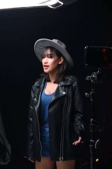 พริ้ม จันทร์ทิพย์นักร้องสาวคุณภาพที่กำลังจะสร้างปรากฎการณ์แห่งเสียงเพลง #ภาระ กันทั่วบ้านทั่วเมื่อง เจอกันเร็วๆนี้งานนี้มาดูกันว่าใครจะเป็นภาระใครกันแน่