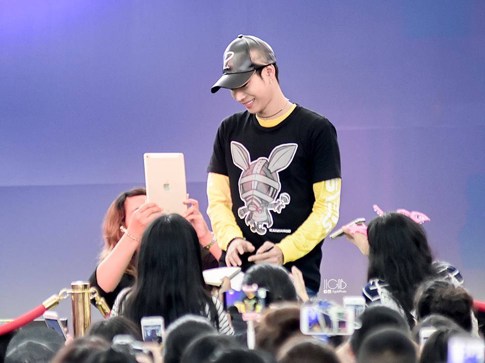 รวมรูปคุณหลวงผลิตในงาน OPPO ที่ Centralworld