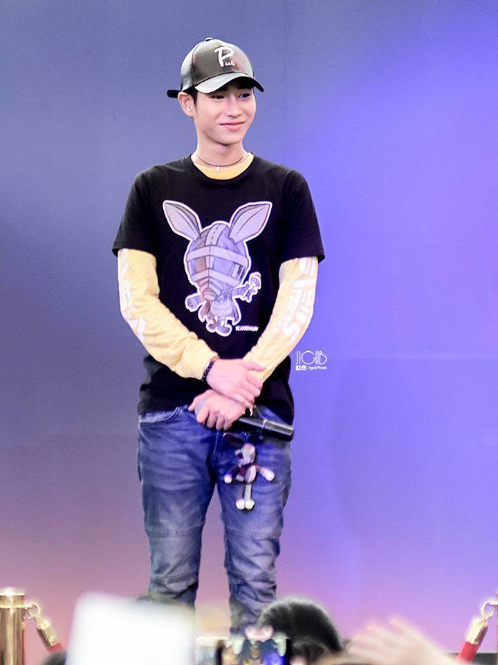 รวมรูปคุณหลวงผลิตในงาน OPPO ที่ Centralworld