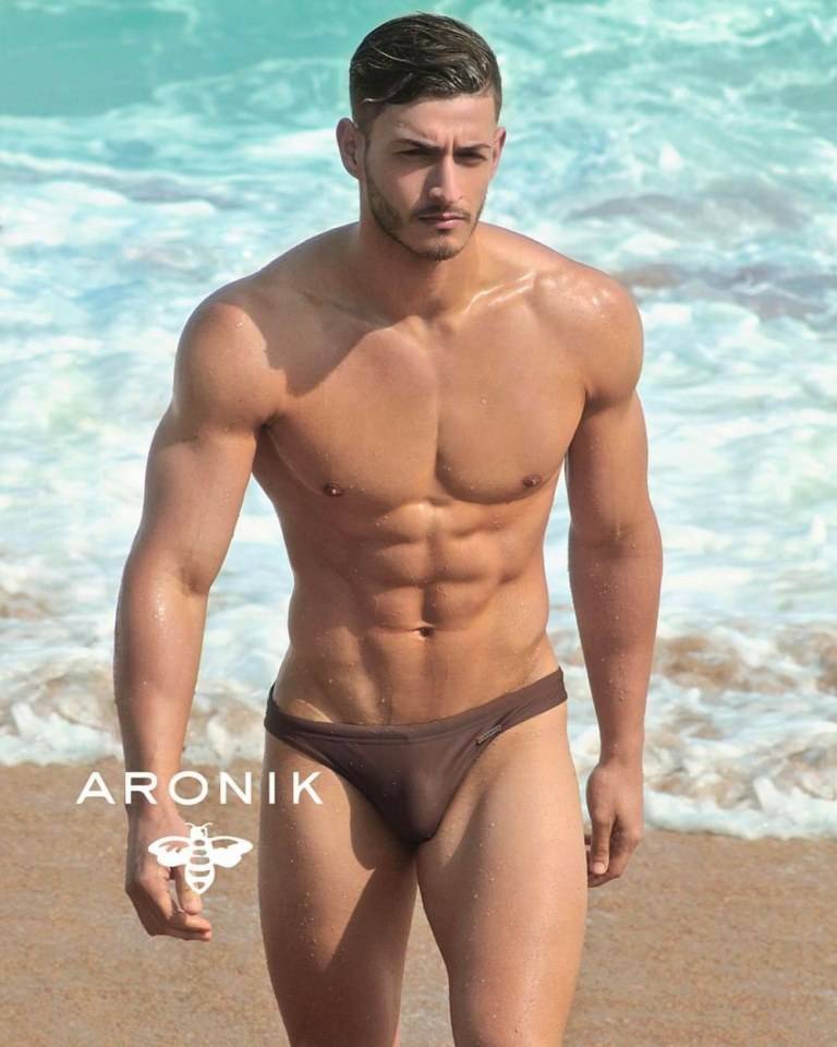 hot male 92 (18+)