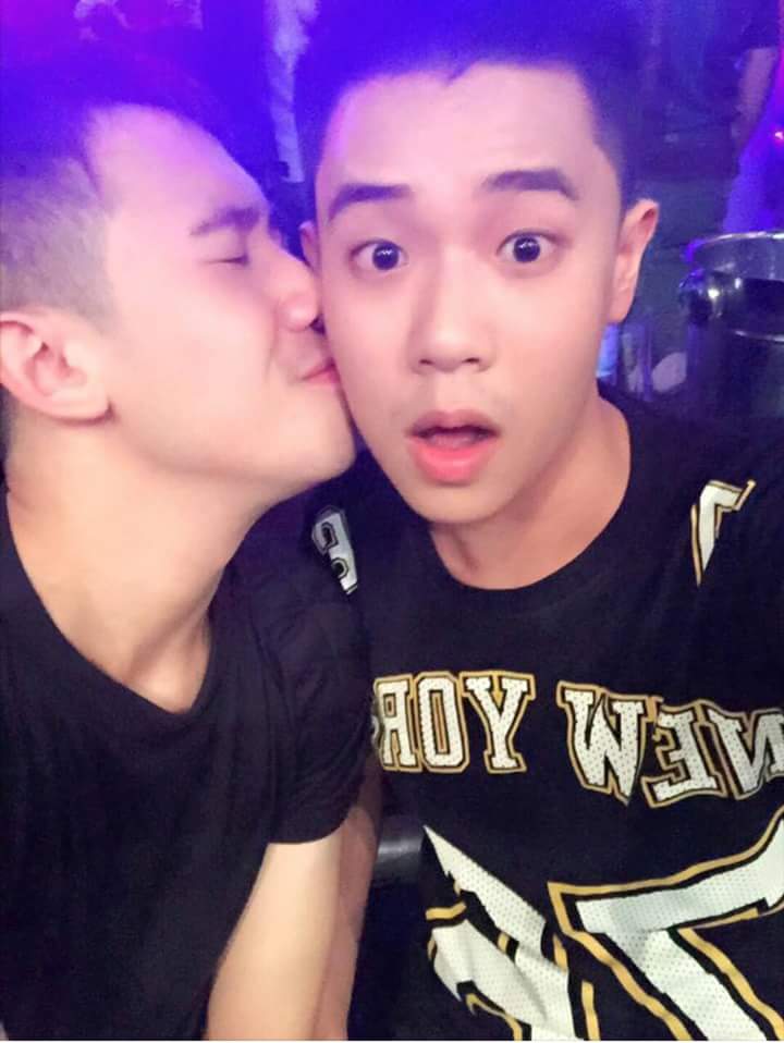จุมพิตชายหนุ่ม 1,801