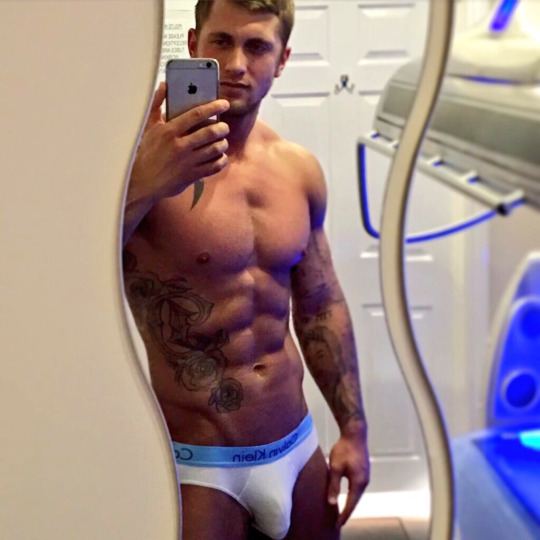 hot male 94 (18+)