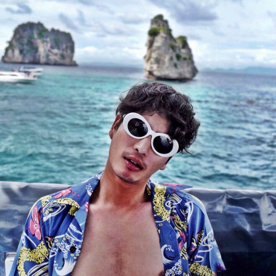 อกแน่นอยากลูบไล้
