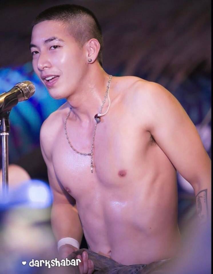อกแน่นอยากลูบไล้