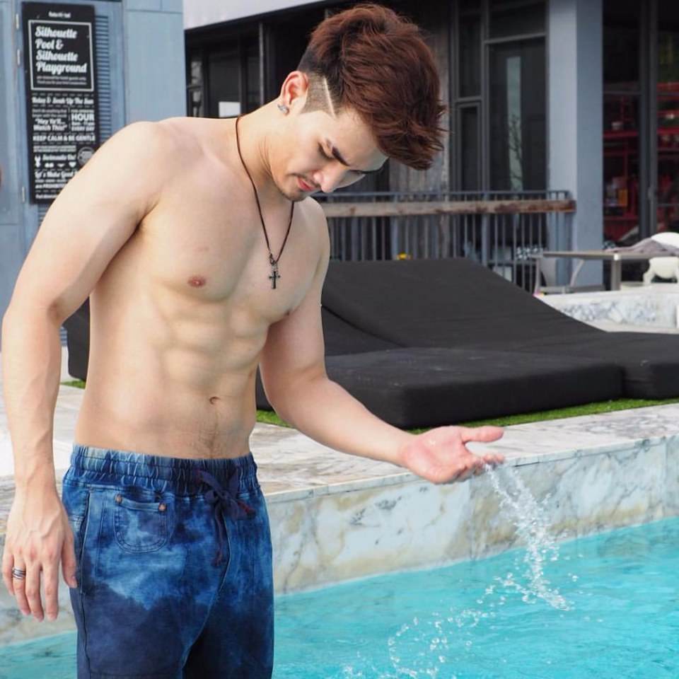 อกแน่นอยากลูบไล้